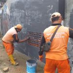 Petugas PPSU Bersihkan Coretan Dinding di Rawa Buaya 66994be15d5f3279e8458bc51dea361d