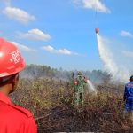 petugas-gabungan-berjibaku-padamkan