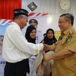 Kisah Katmanto, 4 Tahun Jelang Pensiun Bersyukur Menerima SK PPPK dari Pj Gubri kisah-katmanto-4-tahun-jelang-pens