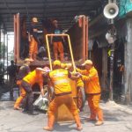 Personel Gabungan Bersihkan Lokasi Bekas Kebakaran di Jembatan Besi 2f0933137a08f4cf9dfb106076c6b25c