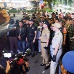 Personel Gabungan Turunkan APK Pilkada di Jaktim cf09a6e12c18a3b96f17ef73b17a5f7d