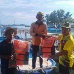 40 Nelayan Pulau Harapan Terima Bantuan Life Jacket c60e43101c406f41665ee5c23bbbc622 (1)