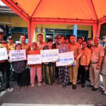 Wali Kota Jakut Serahkan Bantuan ke Penyintas Kebakaran di Pademangan Barat f2104d0506a93c620b4e980f654369f1