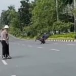 Saat Aksi Jumping Becak Motor di Depan Polisi di Pekanbaru yang Bikin Heboh saat-aksi-jumping-becak-motor-di-de