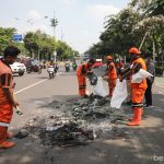 Pemprov DKI Kerahkan Pasukan Pelangi Bersihkan Kota Usai Unjuk Rasa Petugas PPSU membersihkan Jalan Salemba Raya pasca unjuk rasa
