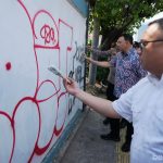 Jajaran Forkopimko Jakarta Utara membersihkan coretan vandalisme di Jalan Yos Sudarso