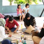 Warga Rusun KM 2 Cakung Ikuti Pelatihan Kerajinan Menganyam Pelatihan kerajinan menganyam warga rusun Cakung 2