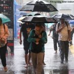 Hujan Diprakirakan Guyur Jakarta Hari Ini Warga menggunakan payung saat cuaca hujan
