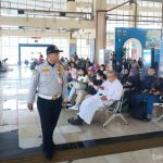 Penumpang di Terminal Terpadu Pulo Gebang