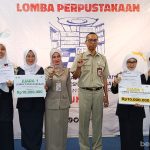 Kepala Dispusip DKI, Nasruddin Djoko Surjono bersama pemenang lomba perpustakaan