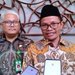 Kepala Kanwil Kemenag DKI Jakarta, Adib (kanan) memberikan keterangan pers