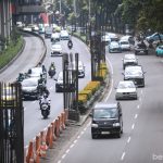 Sejumlah kendaraan melintasi tiang bekas proyek monorel di Jalan HR Rasuna Said