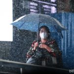 Fenomena Hujan Mikroplastik, Dinas LH Diminta Lakukan Langkah Investigatif Warga ditengah hujan yang membasahi wilayah Jakarta