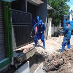 personel pasukan biru revitalisasi saluran air di Jalan belly