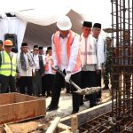 Wali Kota Jakarta Utara, Hendra Hidayat melakukan peletakan batu pertama pembangunan gedung asrama Ponpes Sibghotallah Al Islamy