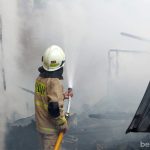 Petugas memadamkan kebakaran rumah kontrakan di Jalan Karet Pedurenan