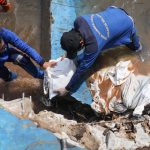 Petugas memasang tanggul sementara pada tanggul yang jebol di Jati Padang