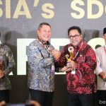 Rano Karno menerima penghargaan Indonesia's SDGs Action Award 2025 untuk Provinsi DKI Jakarta