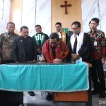 Pramono menandatangani prasasti peresmian Gereja HKI Tanjung Priok