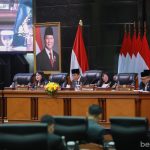 Ketua DPRD DKI Jakarta, Khoirudin memimpin pelaksanaan rapat Paripurna