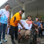 Rano menyerahkan Kartu Layanan Gratis Transum untuk Penyandang Disabilitas