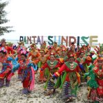 Ratusan penari mengikuti kegiatan Tari Massal di Pantai Sunrise