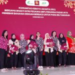 Komunitas Kebaya Jakarta menggelar bakti sosialdi Pasar Induk Kramat Jati