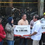 Pramono menyerahkan bantuan kepada pedagang di Pasar Kramat Jati