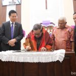 Gubernur menandatangani prasasti tanda diresmikannya Gereja HKBP Ressort Pondok Kelapa