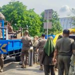 Petugas Gabungan melakukan Bina Tertib Praja di Jalan Danau Sunter Barat