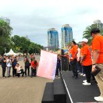 Rano Karno melepas ribuan peserta Karnaval Sarendo Rendo di Monas, Minggu (14/12)