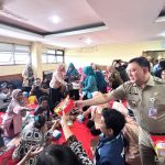 Wali Kota Jakut membagikan kotak makanan kepada Pengungsi Korban Banjir di Kelurahan Semper Timur