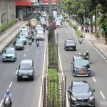 Sejumlah kendaraan melintas dekat tiang monorel yang terbengkalai di Jalan HR Rasuna Said