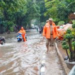Wali Kota Jakarta Utara, Hendra Hidayat turun ke lapangan meninjau lokasi genangan