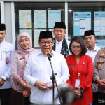 Pramono memberikan keterangan pers setelah meninjau Puskesmas Kebayoran Lama