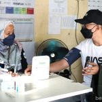 Seorang warga memeriksakan kesehatan ke Puskesmas terdekat