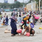 Ratusan pengunjung memenuhi pantai Ancol