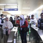 Penumpang melakukan tap out di Stasiun MRT Dukuh Atas