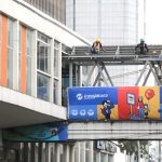 Sejumlah pekerja mengerjakan pembangunan kembali JPO Sarinah