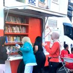 Warga antusias meminjam buku di perpustakaan keliling Sudin Pusip Jakbar