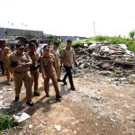 Iin Mutmainah beserta jajarannya saat meninjau lahan Pemprov DKI Kelurahan di kelurahan Pegadungan dan Kamal