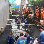 Petugas gabungan melakukan pengerukan lumpur di Kali Betik, Rawa Badak Utara