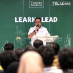 Rano memberikan motivasi kepada mahasiswa penerima beasiswa Tanoto Foundation