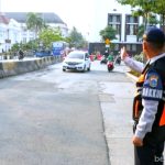 Petugas Dishub sedang mengatur lalu lintas di kawasan Kota Tua