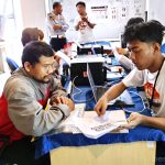 Warga melakukan verifikasi mudik gratis di kantor Sudinhub Jaktim