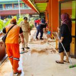 Puluhan Personel Gabungan Bersih-bersih SMAN 99 Cibubur