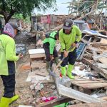 100 Petugas Gabungan Bongkar Bangunan Liar di TPU Pegadungan