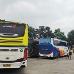 Pemudik Tiba Melalui Terminal Lebak Bulus