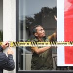 Pegawai Sudin CKTRP Jaksel melakukan penyegelan fasilitas yang belum memiliki izin operasional lengkap