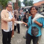 LMK dan ASN Kelurahan Pndok Bambu Bagi-bagi Takjil ke Pengendara